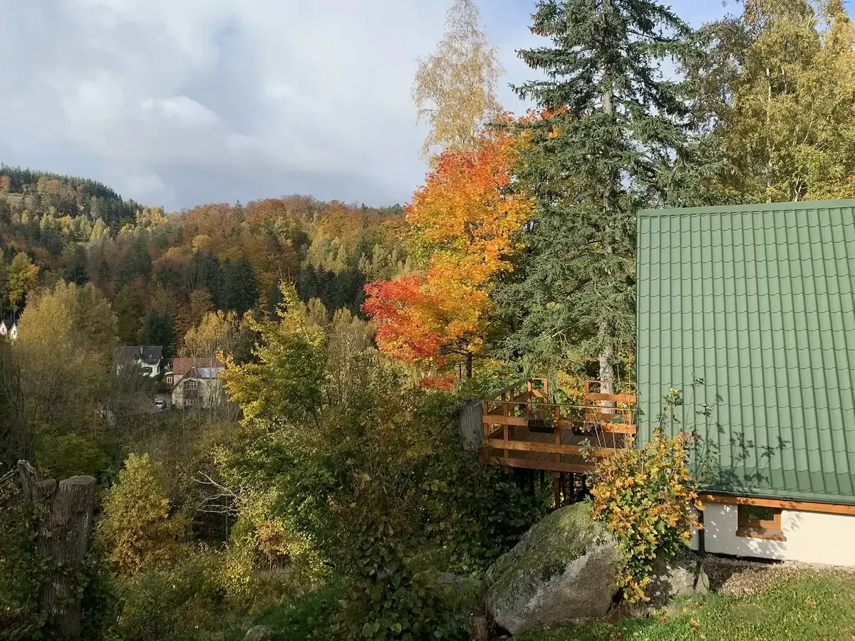 Chatka Nasza, A-frame z zielonym dachem nad jesienną doliną