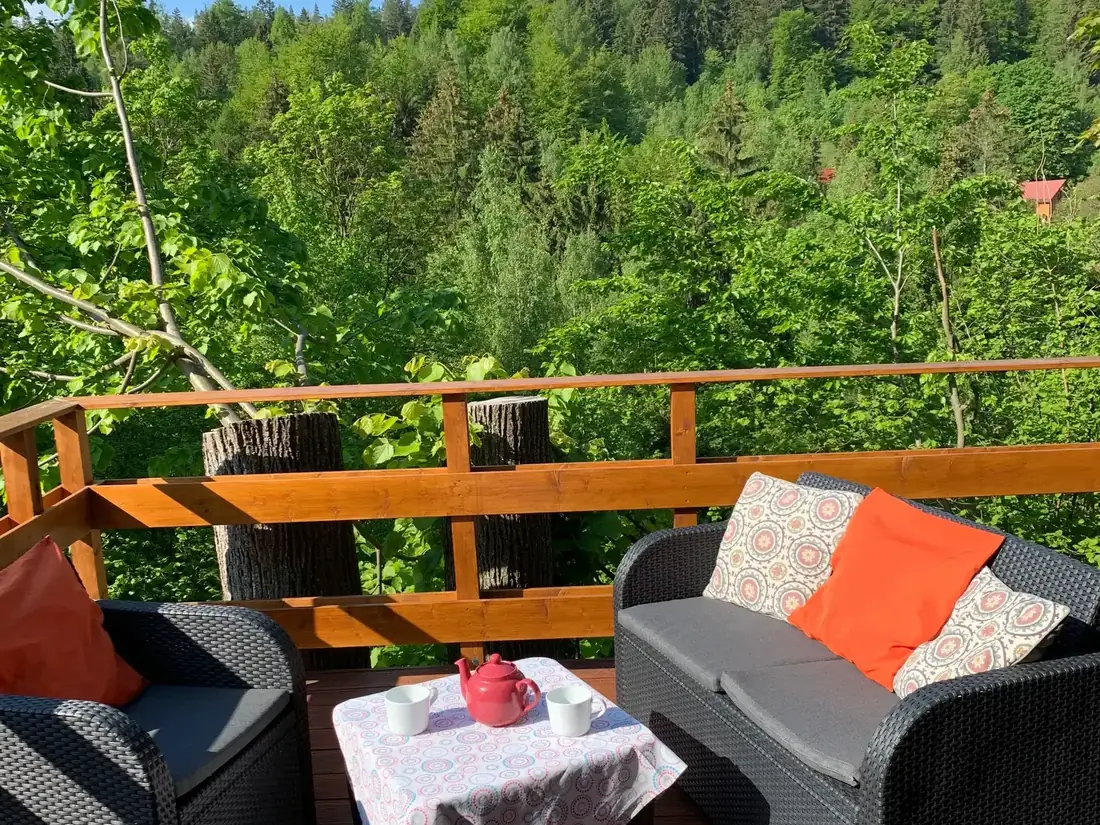Balkon Chatki Naszej ze stołem i fotelami
