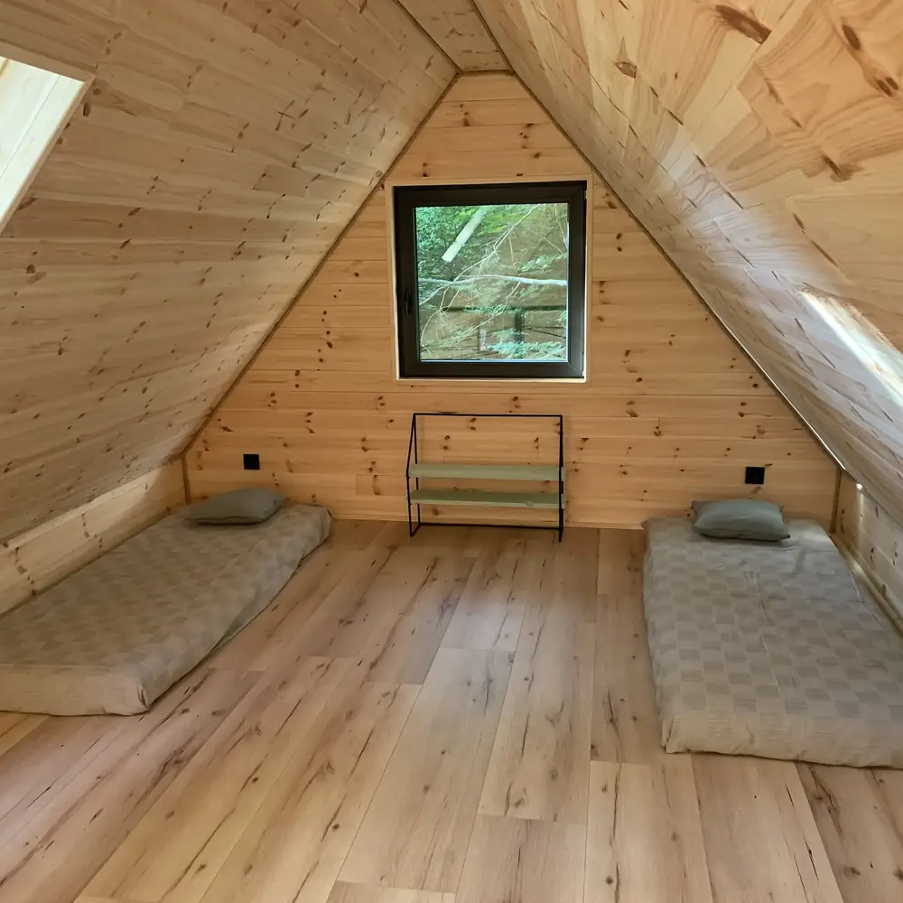Antresola pod skosem dachu z dwoma materacami