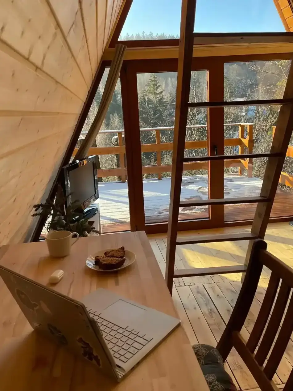 Laptop na stole przy oknie szczytowym