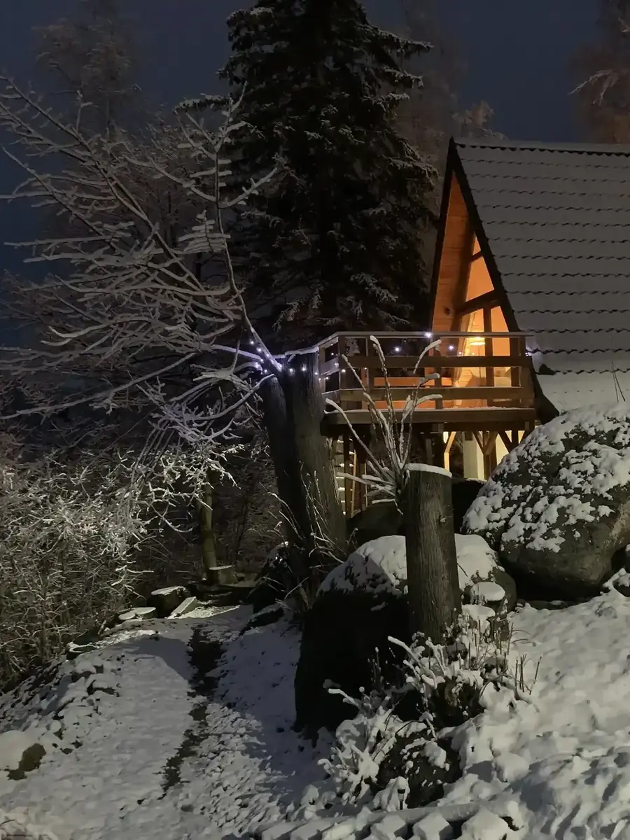 Chatka Nasza w śniegu, nocą